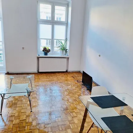 Nowowiejska Flat With A Balcony *